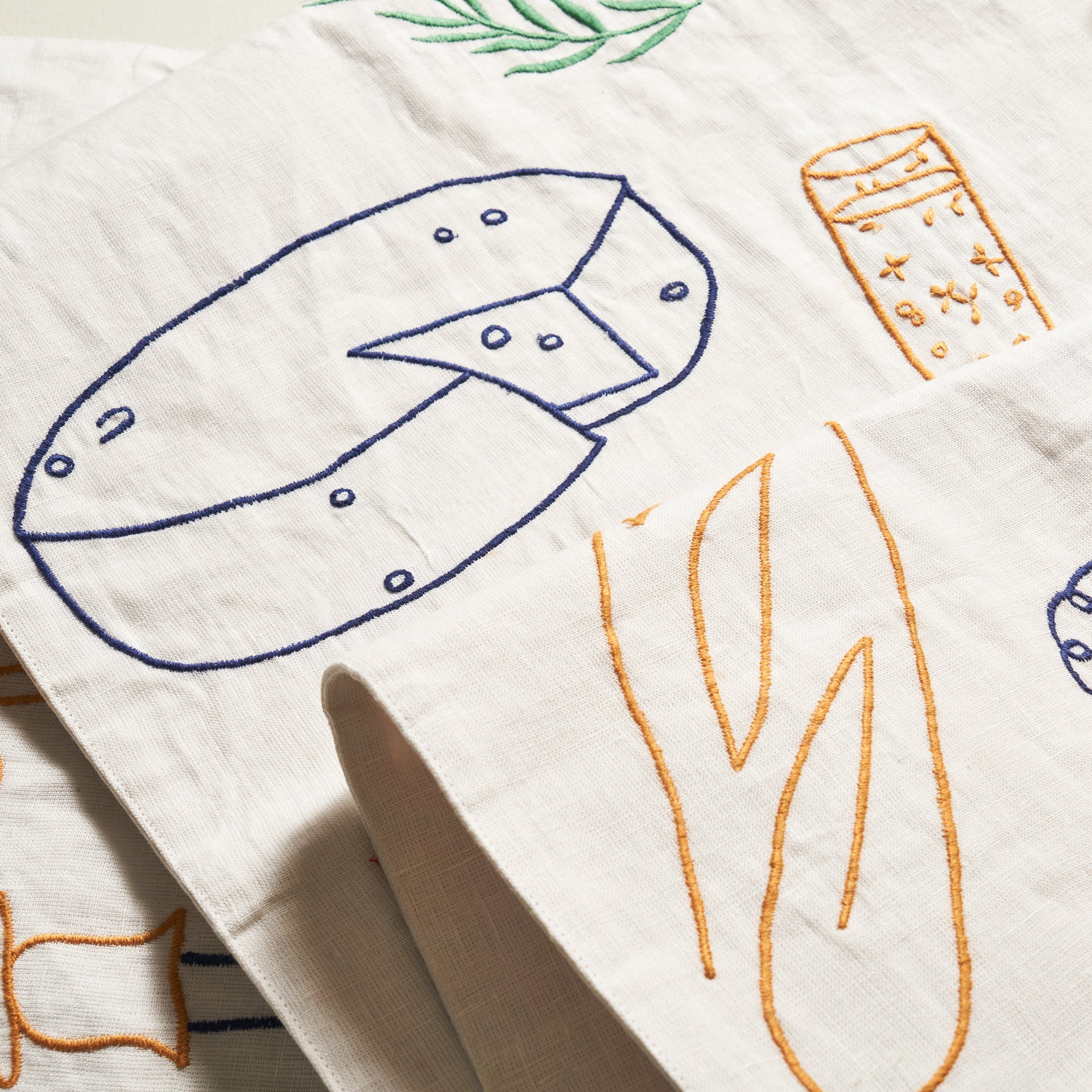 Fête Linen Embroidered Runner